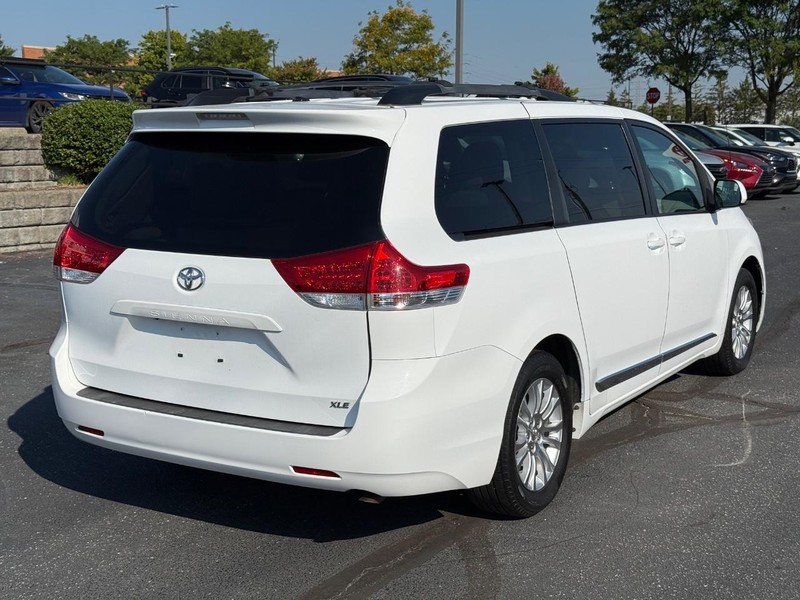 Toyota Sienna Vehicle Image 03