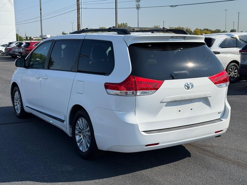Toyota Sienna Vehicle Image 05