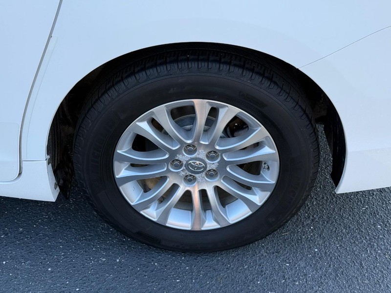 Toyota Sienna Vehicle Image 06