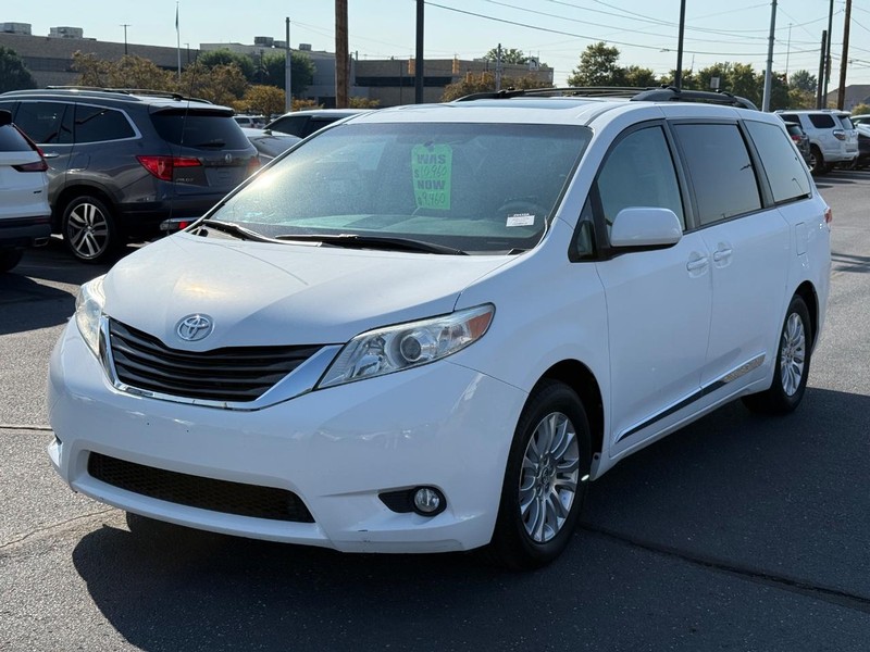 Toyota Sienna Vehicle Image 09