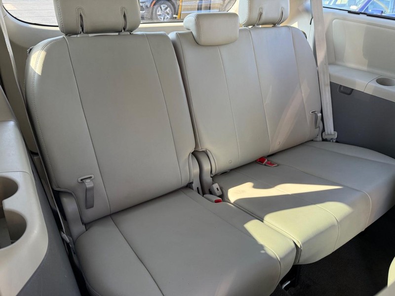 Toyota Sienna Vehicle Image 12