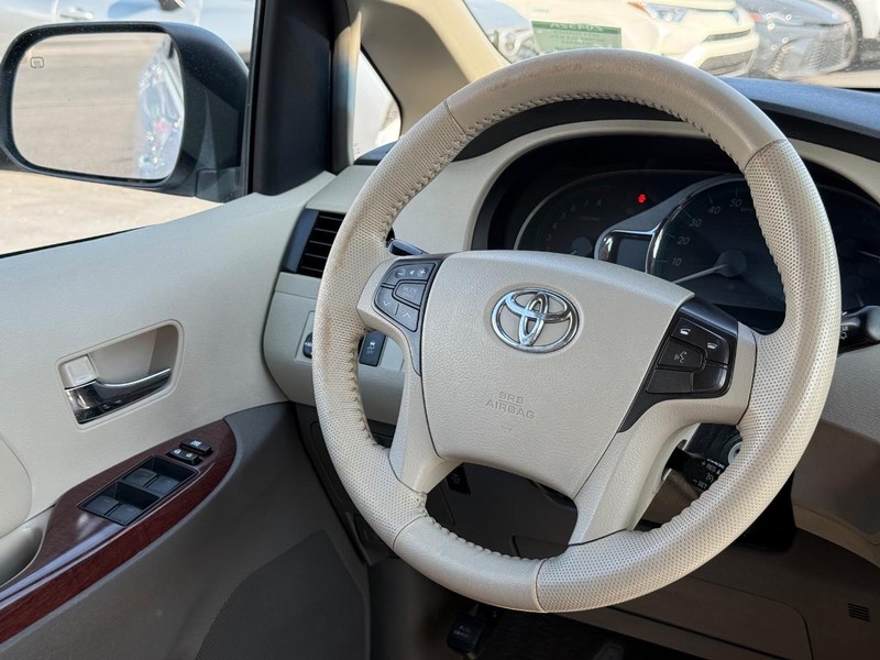 Toyota Sienna Vehicle Image 15