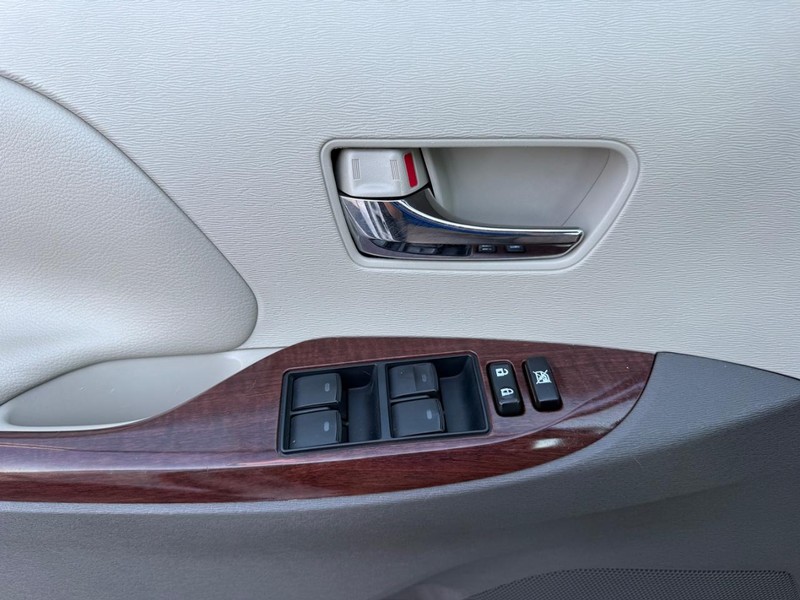 Toyota Sienna Vehicle Image 26