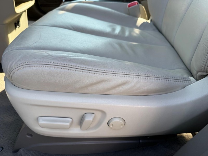 Toyota Sienna Vehicle Image 27