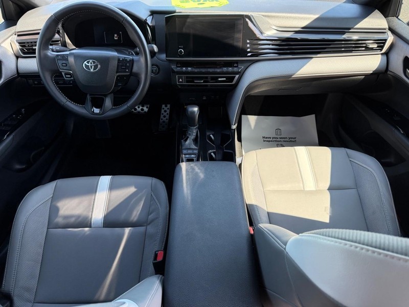 Toyota Camry Vehicle Image 11