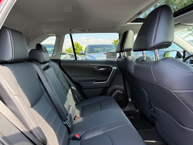 Toyota RAV4 Vehicle Image 04
