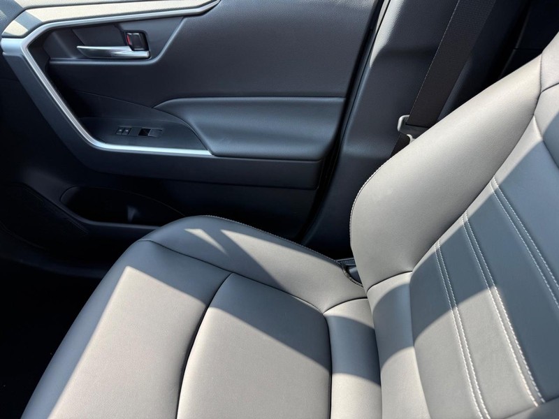 Toyota RAV4 Vehicle Image 16