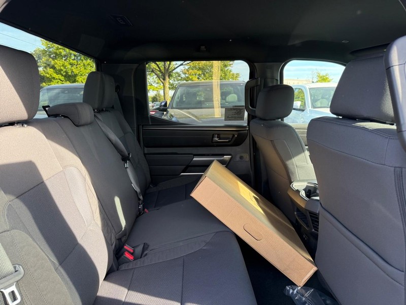 Toyota Tundra 4WD Vehicle Image 04