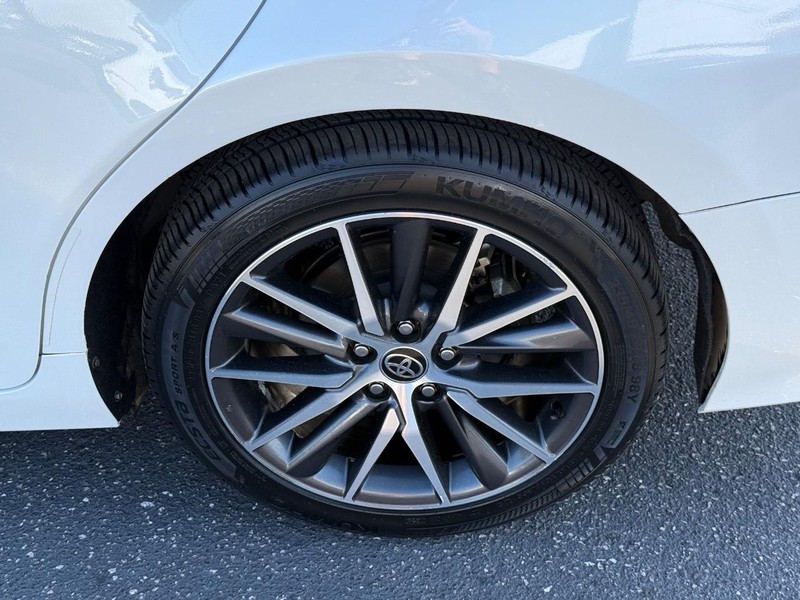 Toyota Camry Hybrid Vehicle Image 06