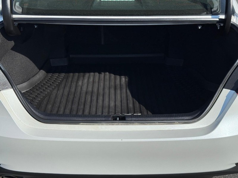 Toyota Camry Hybrid Vehicle Image 07