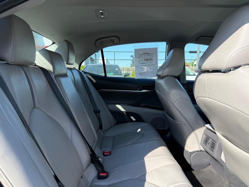Toyota Camry Hybrid Vehicle Image 10