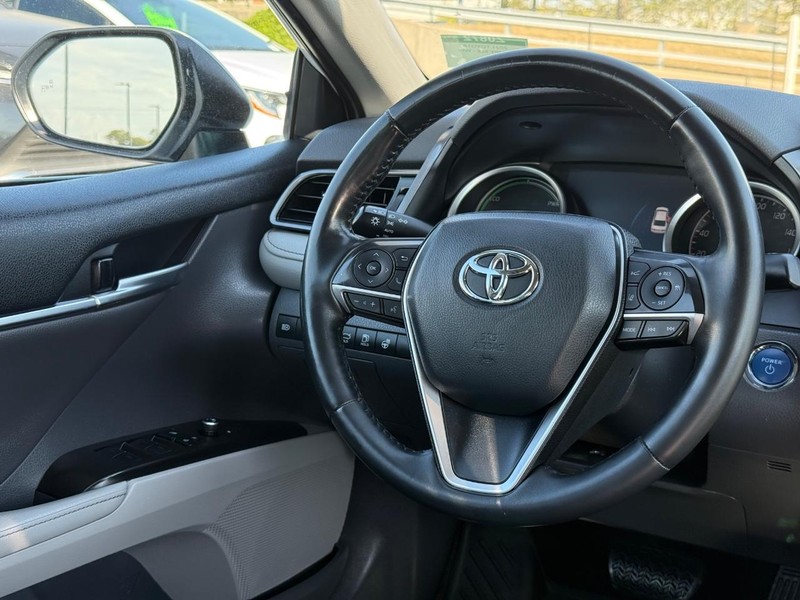 Toyota Camry Hybrid Vehicle Image 12