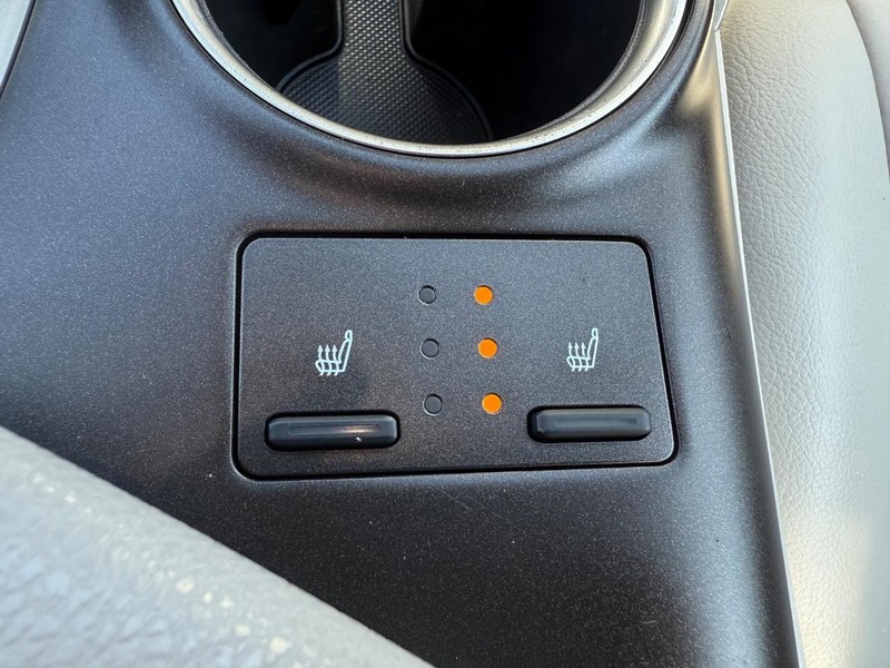 Toyota Camry Hybrid Vehicle Image 16