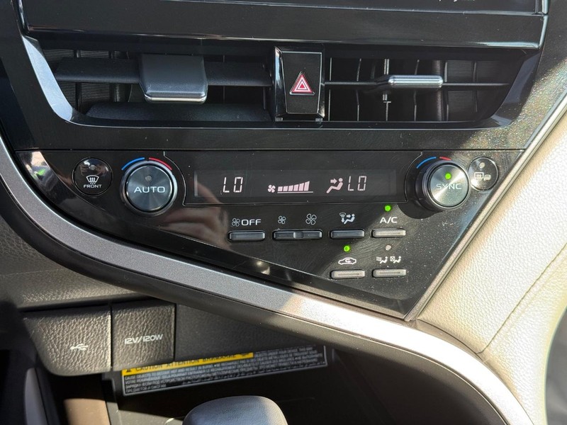 Toyota Camry Hybrid Vehicle Image 19