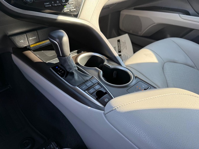 Toyota Camry Hybrid Vehicle Image 20