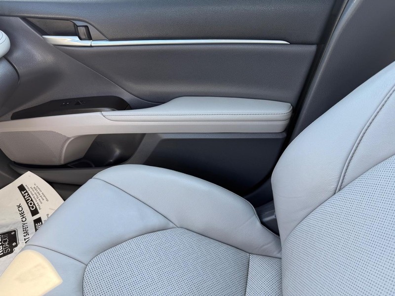 Toyota Camry Hybrid Vehicle Image 21