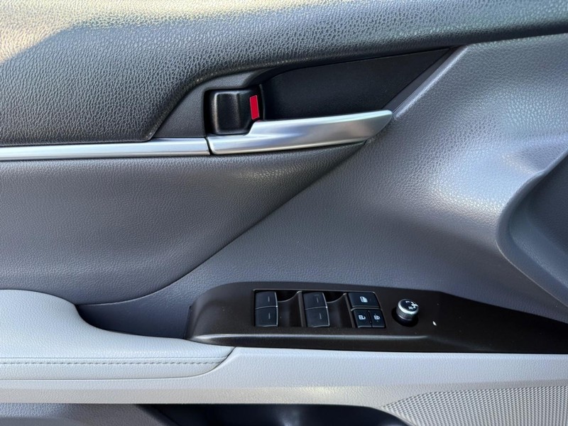 Toyota Camry Hybrid Vehicle Image 24