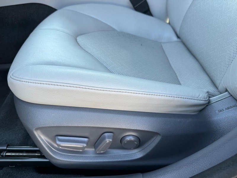 Toyota Camry Hybrid Vehicle Image 25
