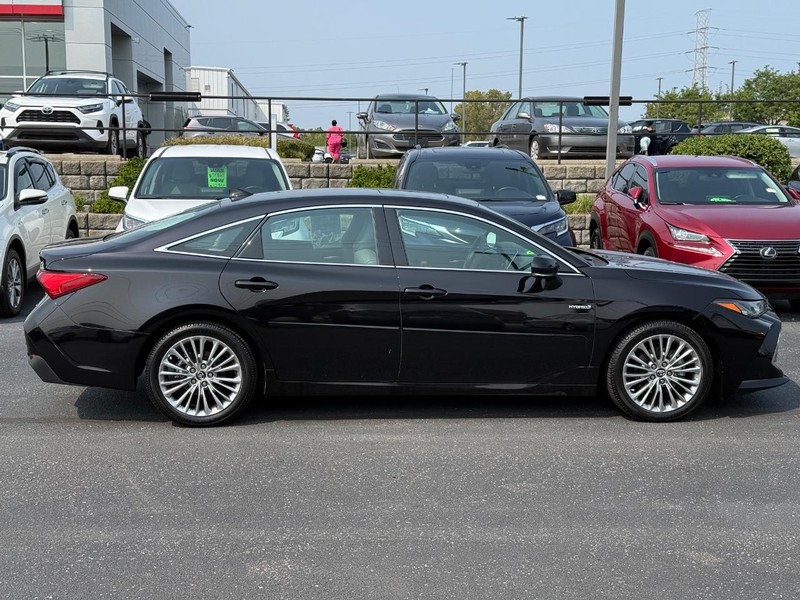 Toyota Avalon Hybrid Vehicle Image 02