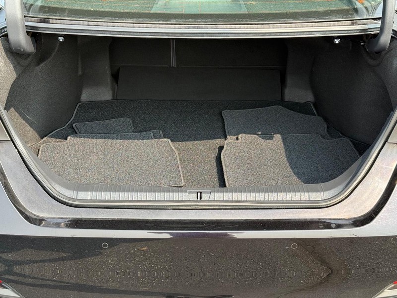 Toyota Avalon Hybrid Vehicle Image 07