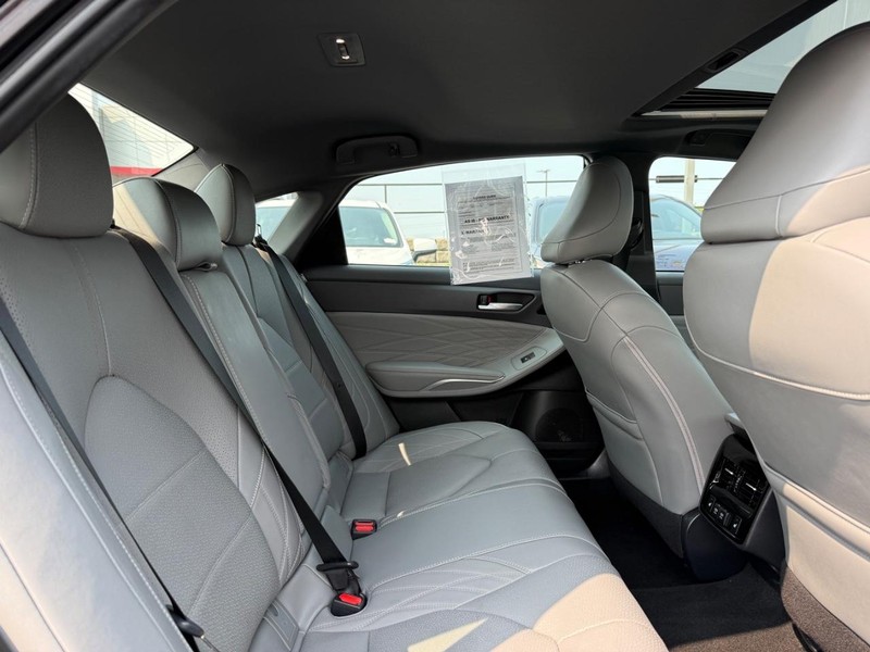 Toyota Avalon Hybrid Vehicle Image 10