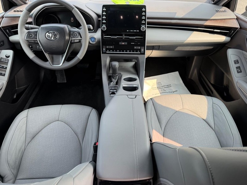 Toyota Avalon Hybrid Vehicle Image 12