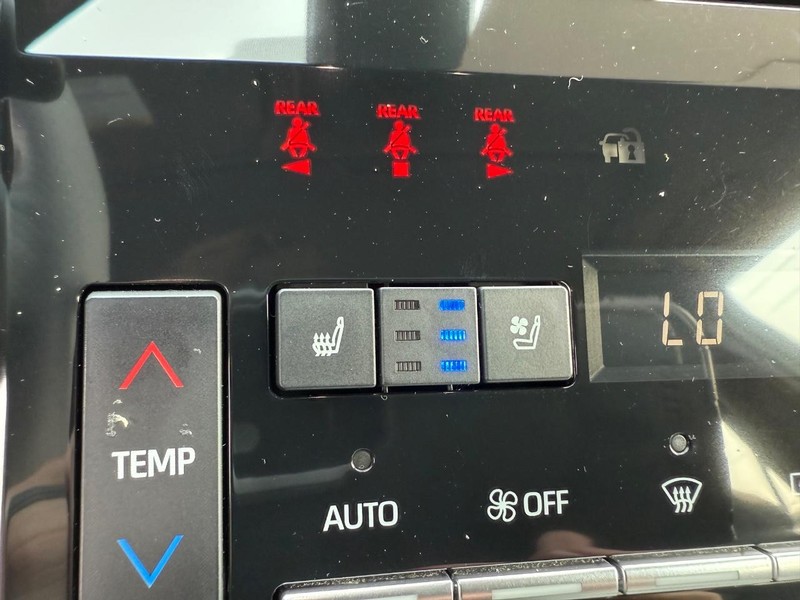 Toyota Avalon Hybrid Vehicle Image 17