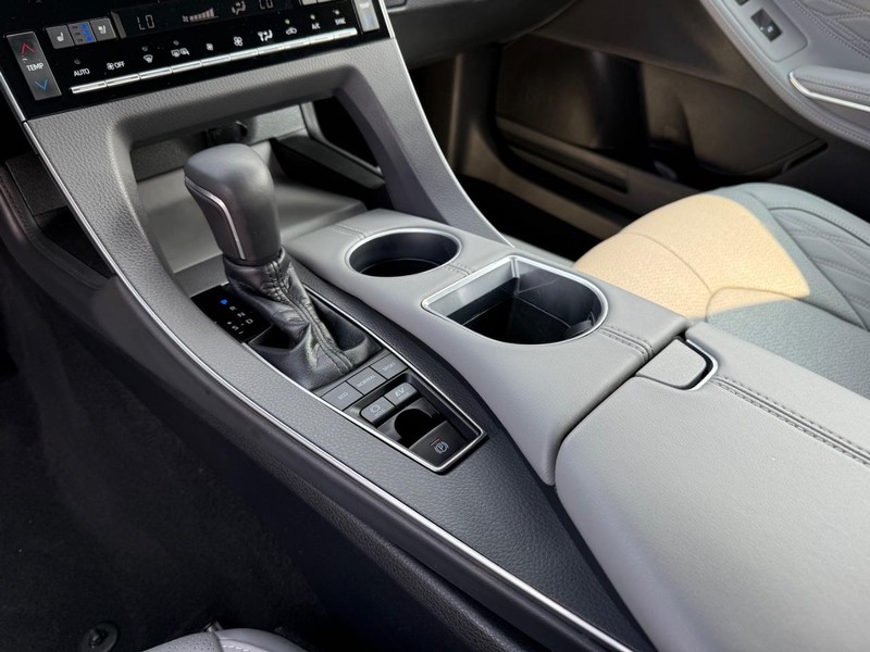Toyota Avalon Hybrid Vehicle Image 21