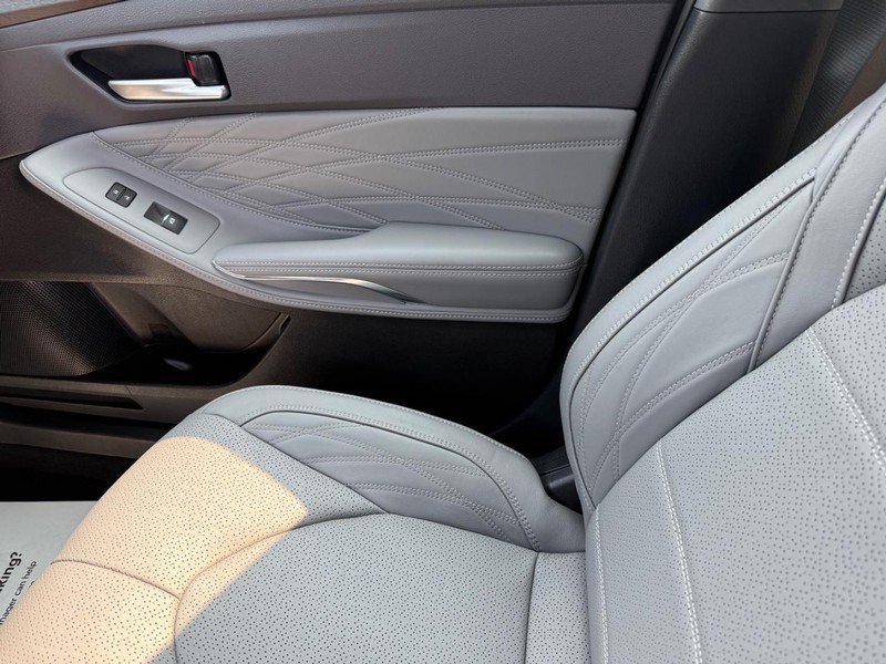 Toyota Avalon Hybrid Vehicle Image 22