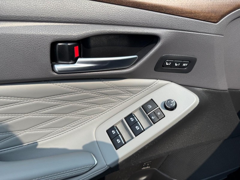 Toyota Avalon Hybrid Vehicle Image 26