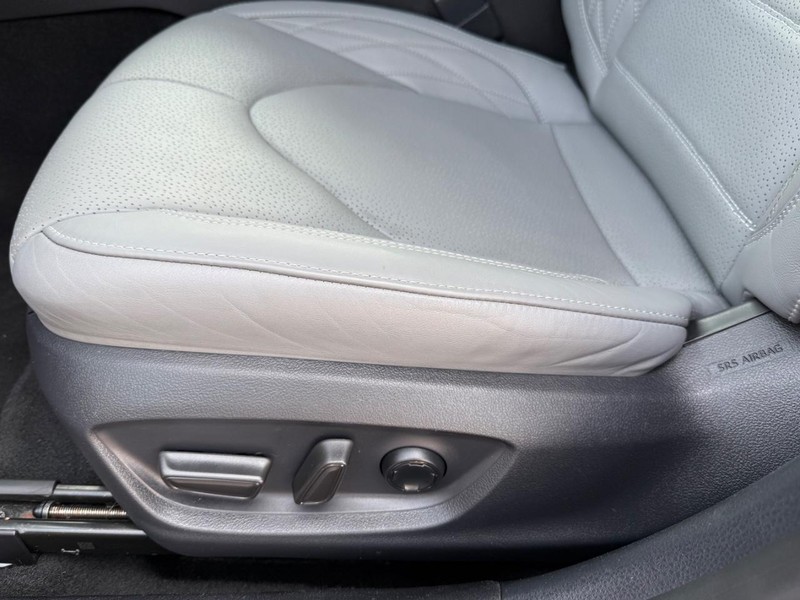 Toyota Avalon Hybrid Vehicle Image 27
