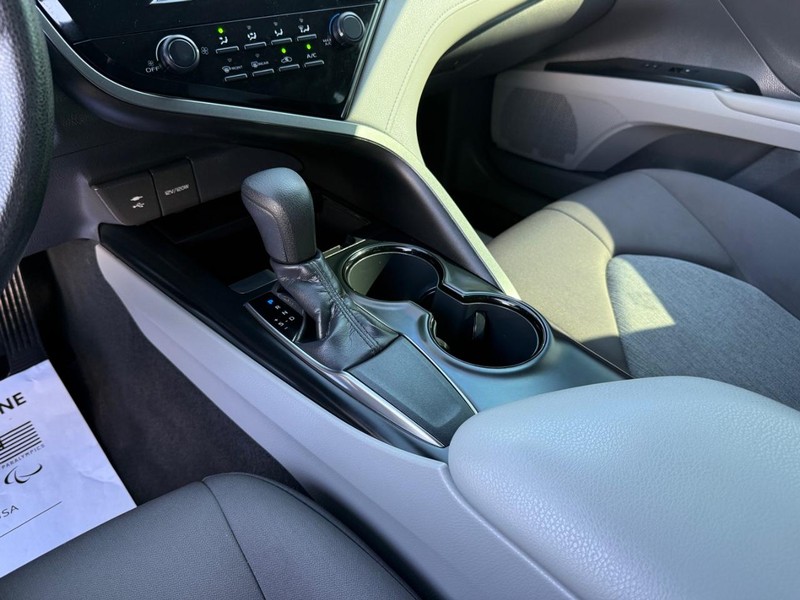 Toyota Camry Vehicle Image 17