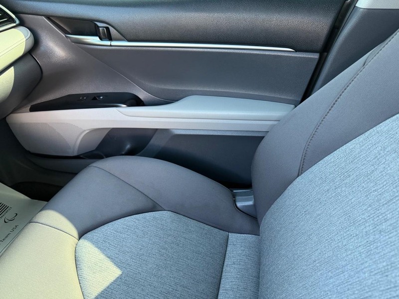 Toyota Camry Vehicle Image 18