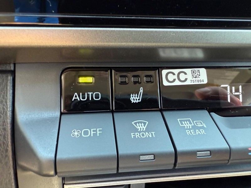 Toyota Camry Vehicle Image 11