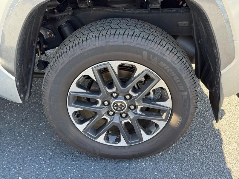 Toyota Tundra 4WD Vehicle Image 06