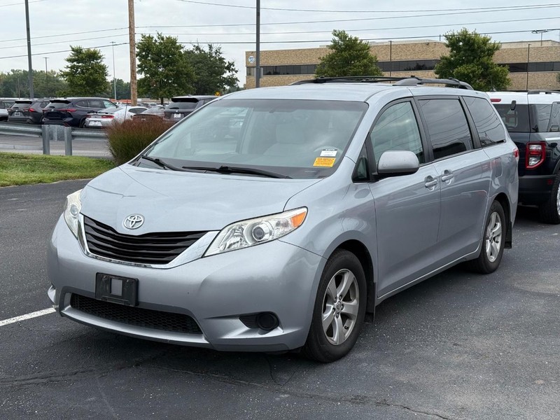 Toyota Sienna Vehicle Image 02