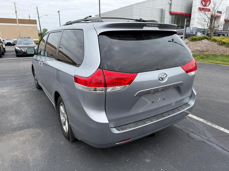 Toyota Sienna Vehicle Image 03