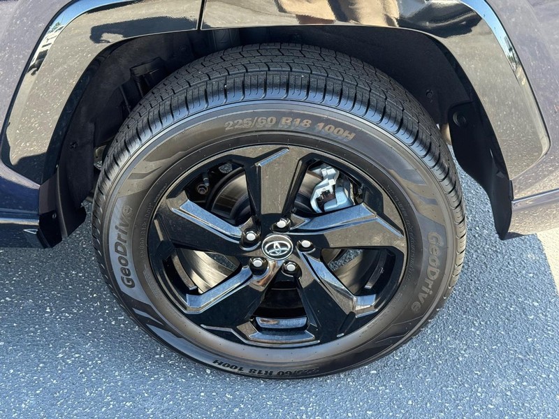 Toyota RAV4 Hybrid Vehicle Image 06