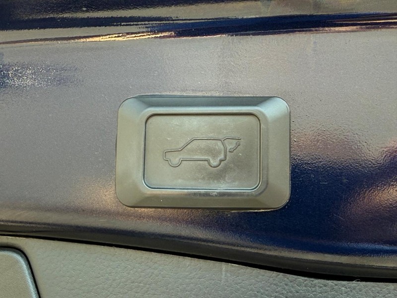Toyota RAV4 Hybrid Vehicle Image 08