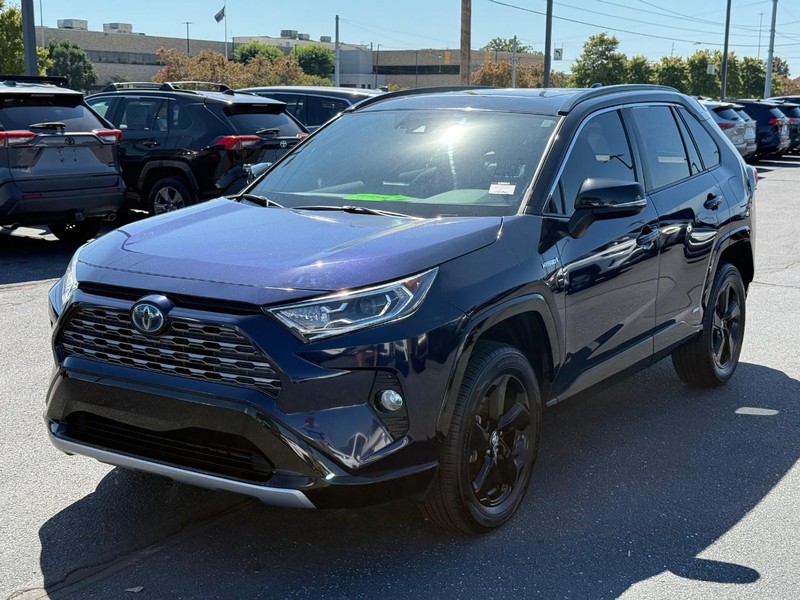 Toyota RAV4 Hybrid Vehicle Image 09