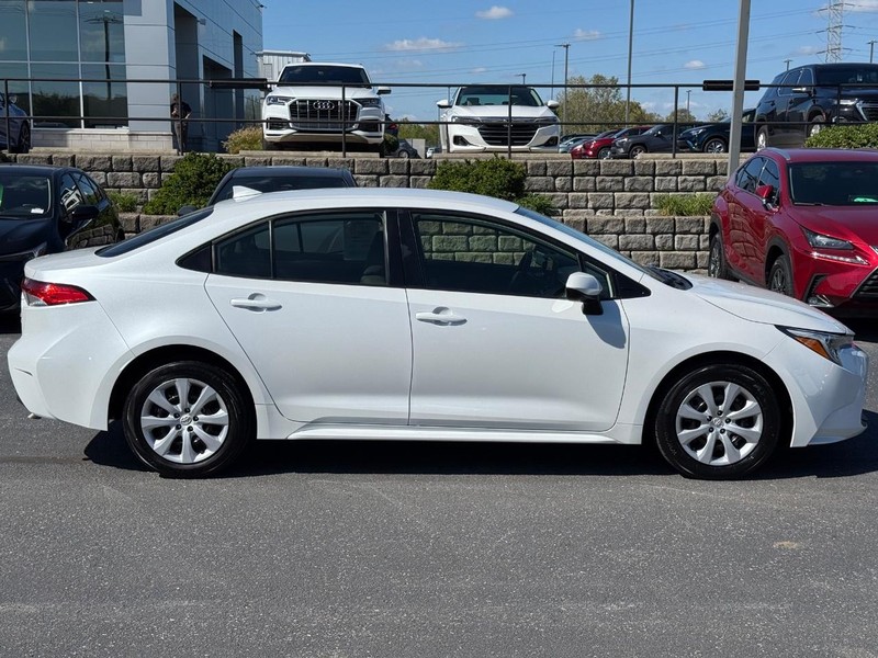 Toyota Corolla Hybrid Vehicle Image 02