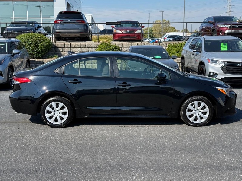Toyota Corolla Hybrid Vehicle Image 02