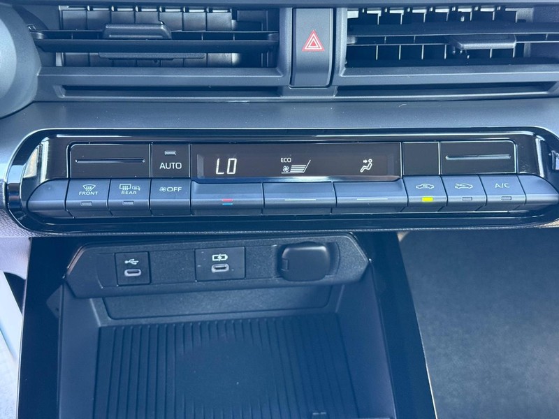 Toyota Prius Vehicle Image 18