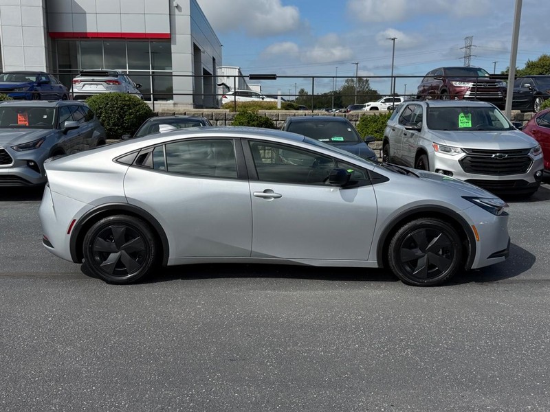Toyota Prius Vehicle Image 02