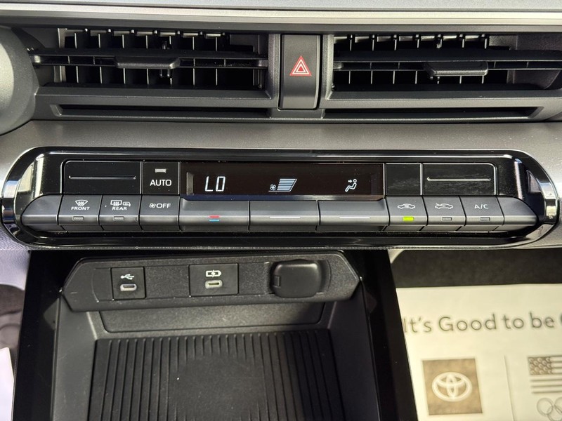 Toyota Prius Vehicle Image 18