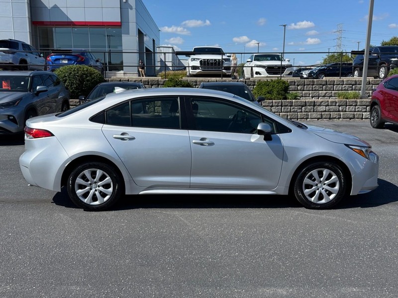 Toyota Corolla Hybrid Vehicle Image 02