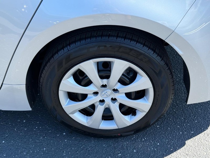 Toyota Corolla Hybrid Vehicle Image 06