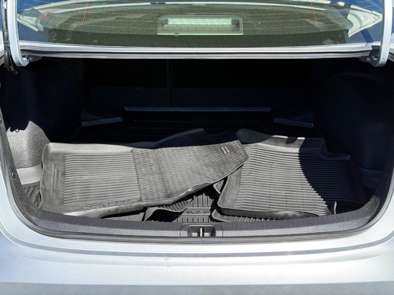 Toyota Corolla Hybrid Vehicle Image 07