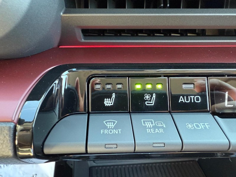 Toyota Prius Plug-In Hybrid Vehicle Image 10