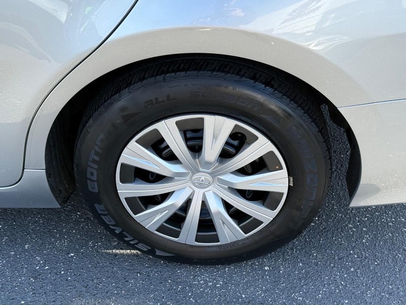 Toyota Camry Hybrid Vehicle Image 06